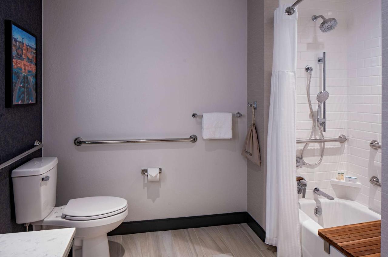 Deluxe Queen Room - Mobility Accessible at Hilton Garden Inn Austin University Capitol District