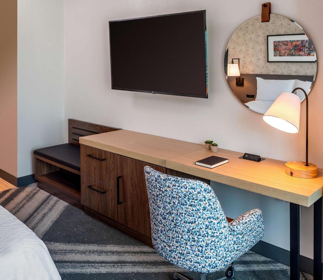 King Room at Hilton Garden Inn Austin University Capitol District
