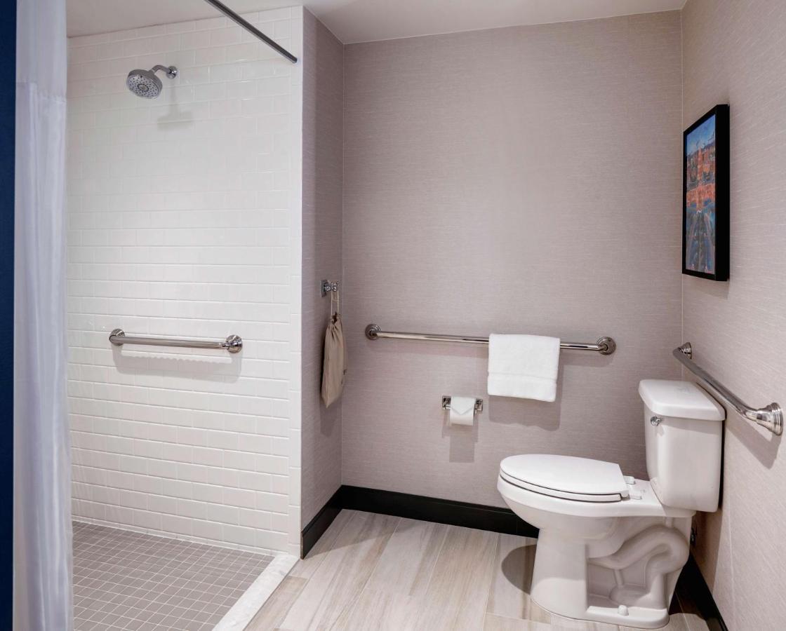 Deluxe Queen Room with Roll-In Shower - Mobility Accessible at Hilton Garden Inn Austin University Capitol District