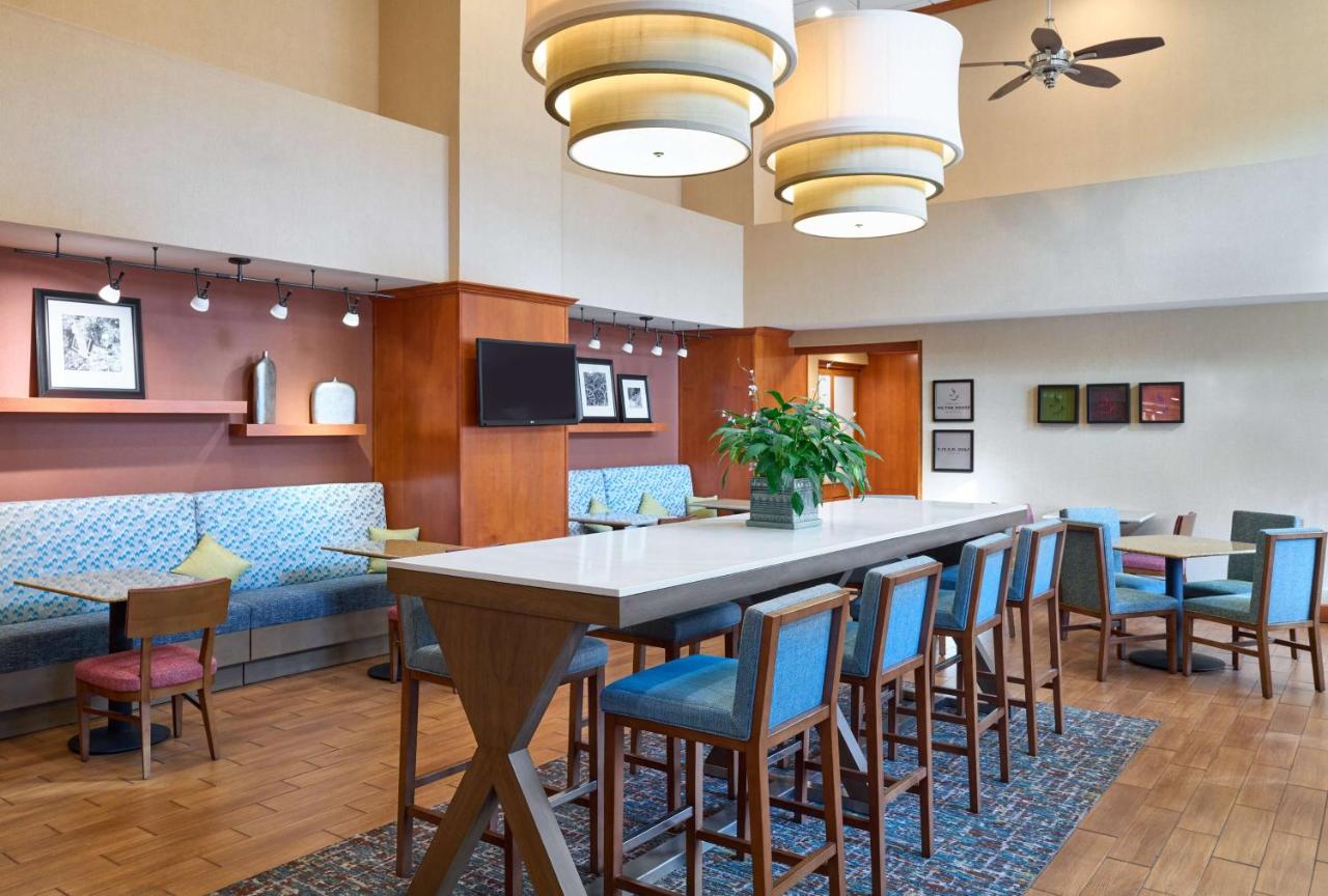 | Hampton Inn & Suites Providence / Smithfield