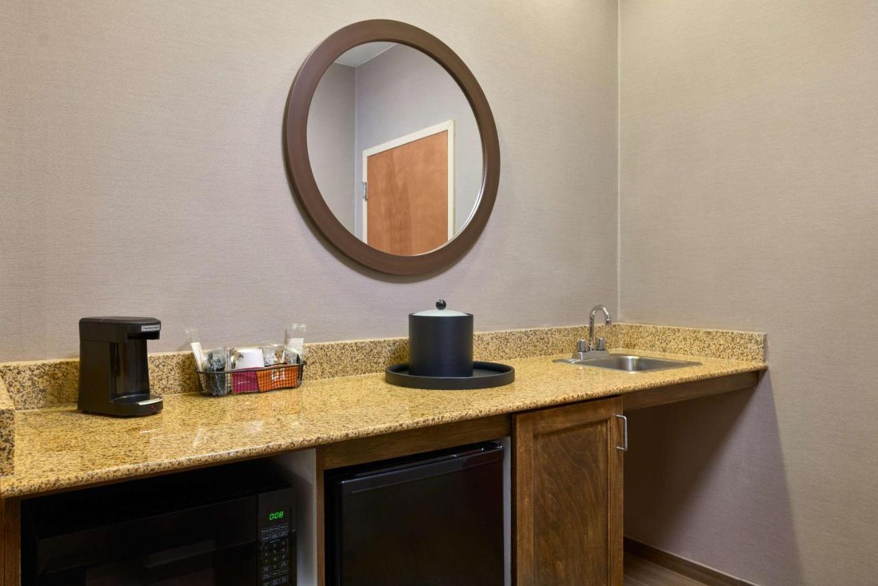 | Hampton Inn & Suites Providence / Smithfield