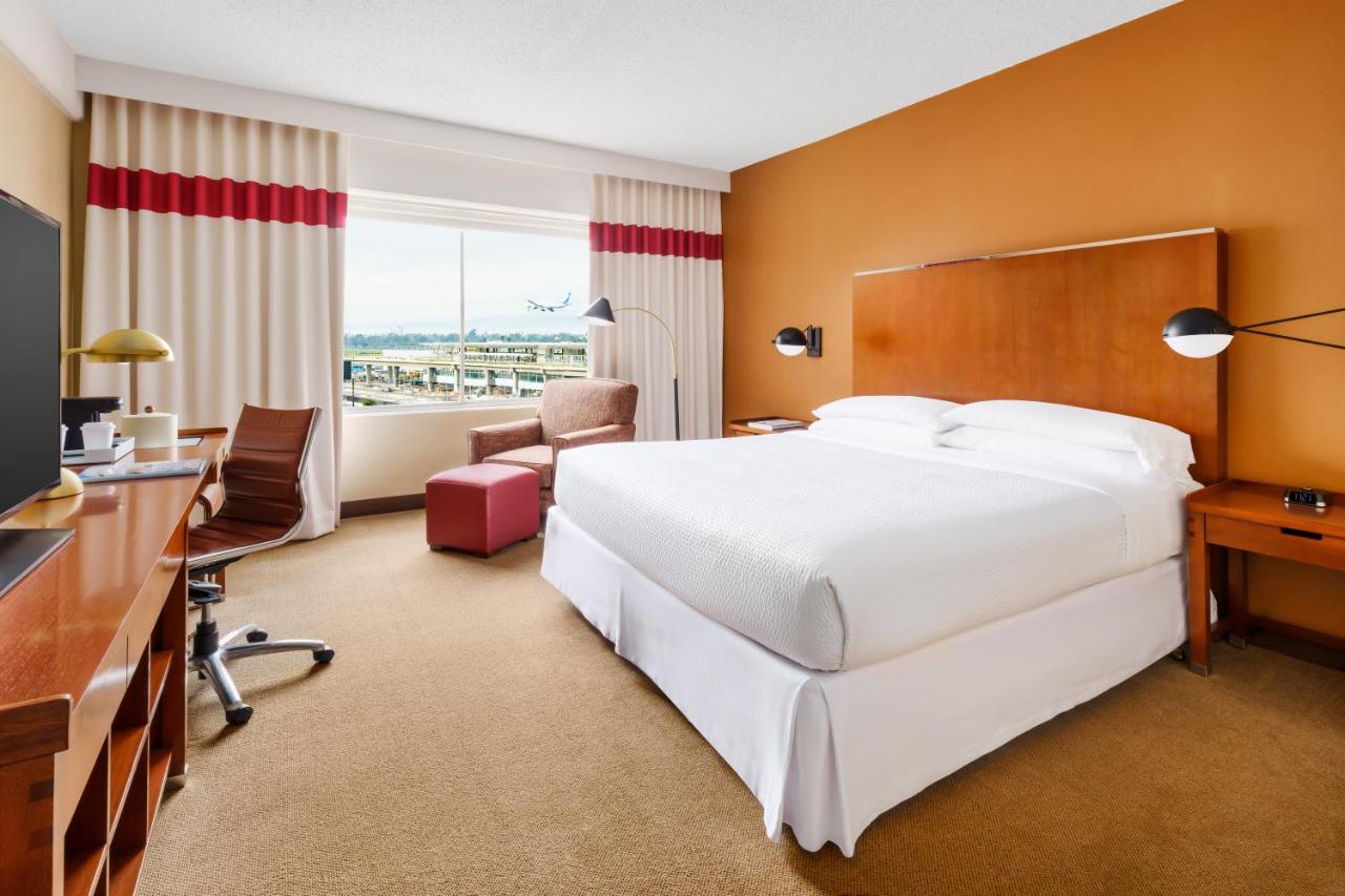 Guest Room, 1 King at Four Points by Sheraton Los Angeles International Airport