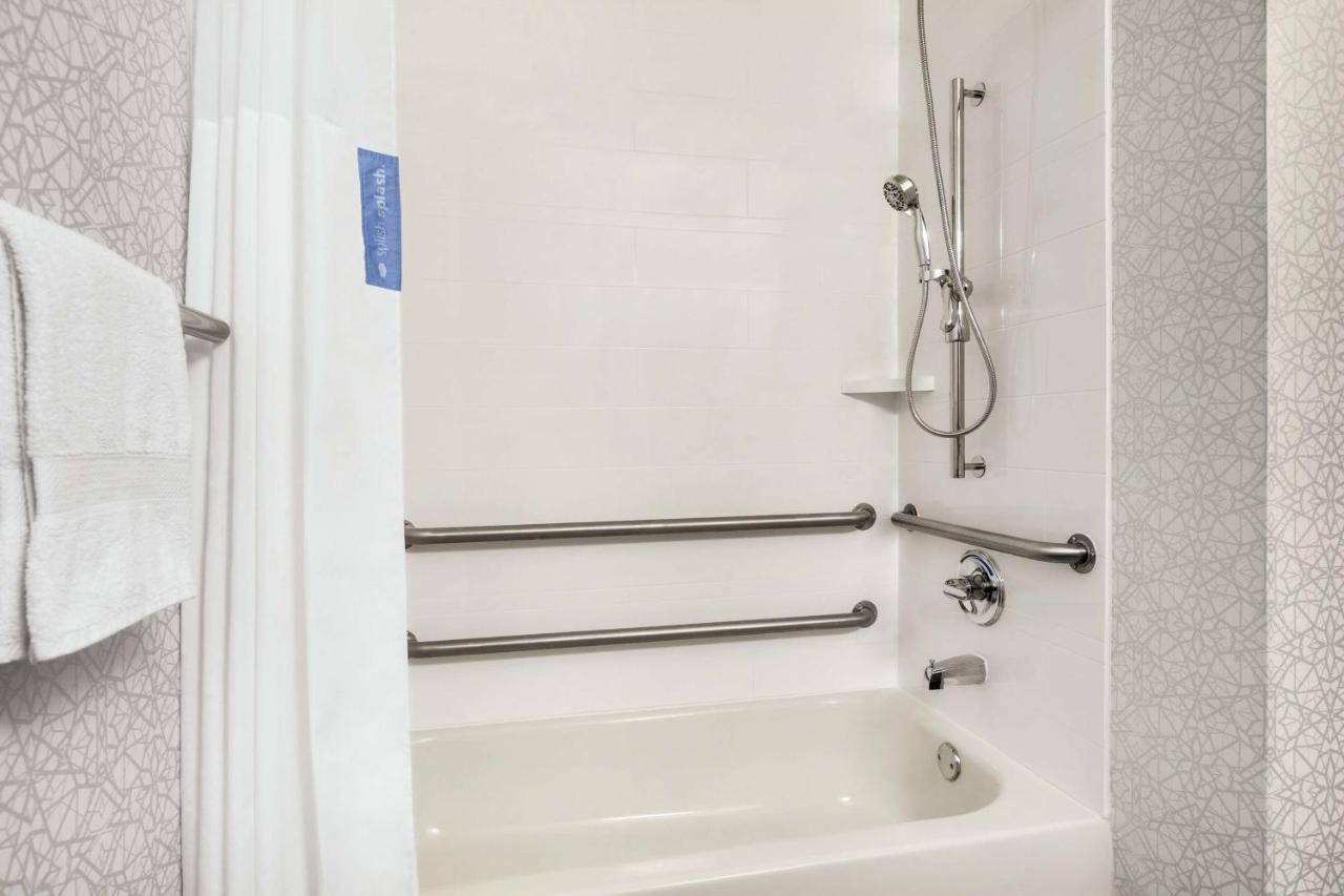 King Room - Disability Access/Non-Smoking at Hampton Inn Sacramento/Rancho Cordova