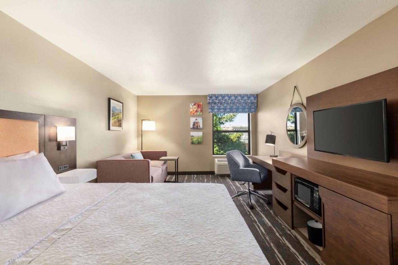 Deluxe King Room at Hampton Inn Tracy