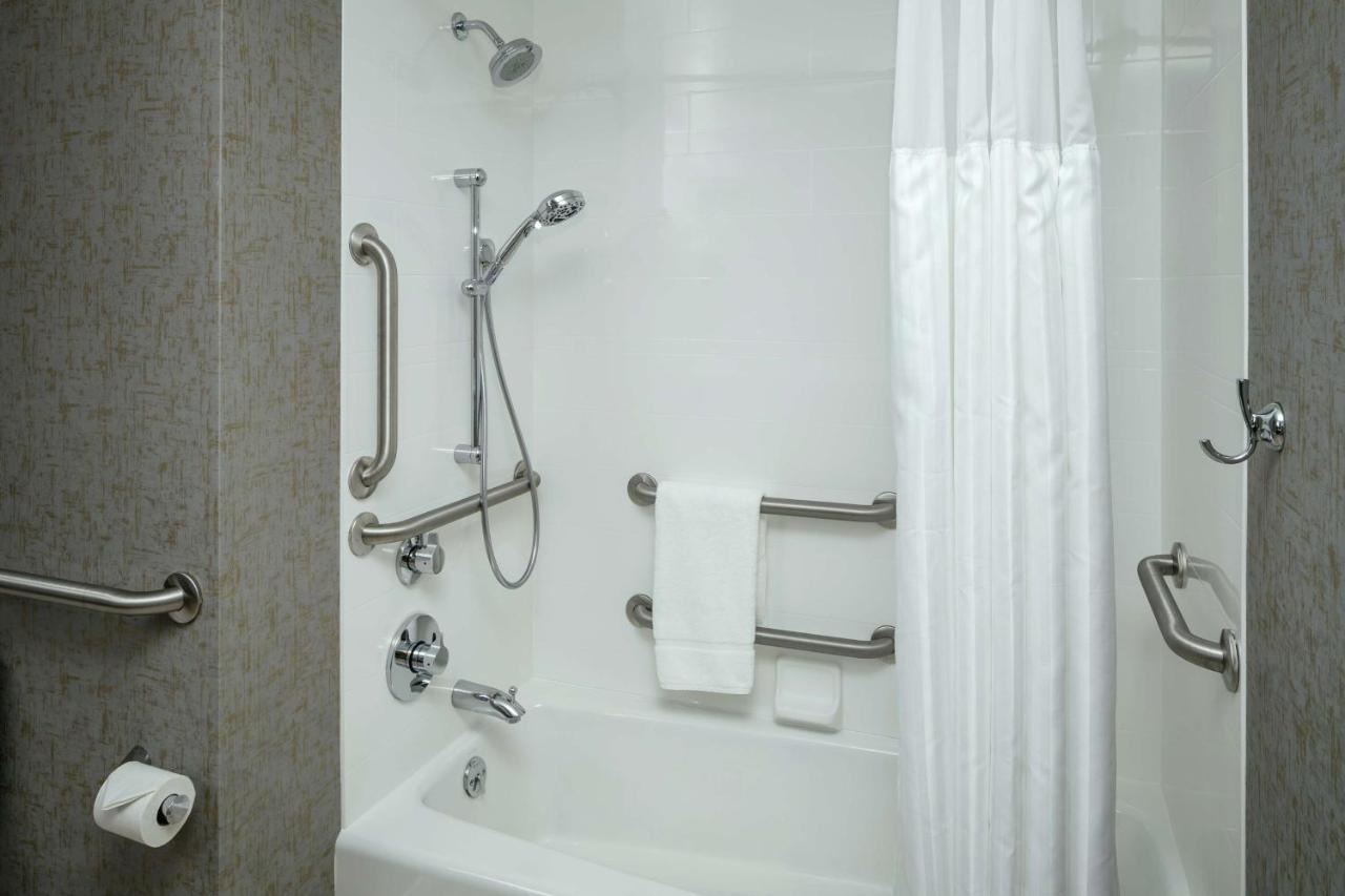 King Room with Bath Tub - Mobility Accessible at Hilton Garden Inn Seattle Bellevue Downtown, WA