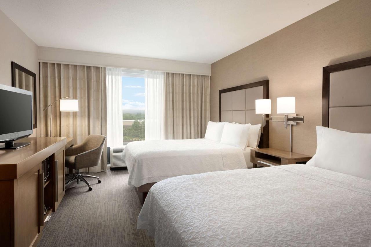 Queen Room - Non-Smoking at Hampton Inn Long Island-Brookhaven