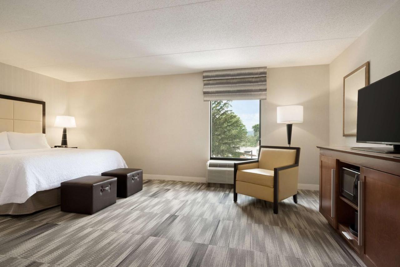 King Room with Sofa Bed at Hampton Inn Lehighton-Jim Thorpe