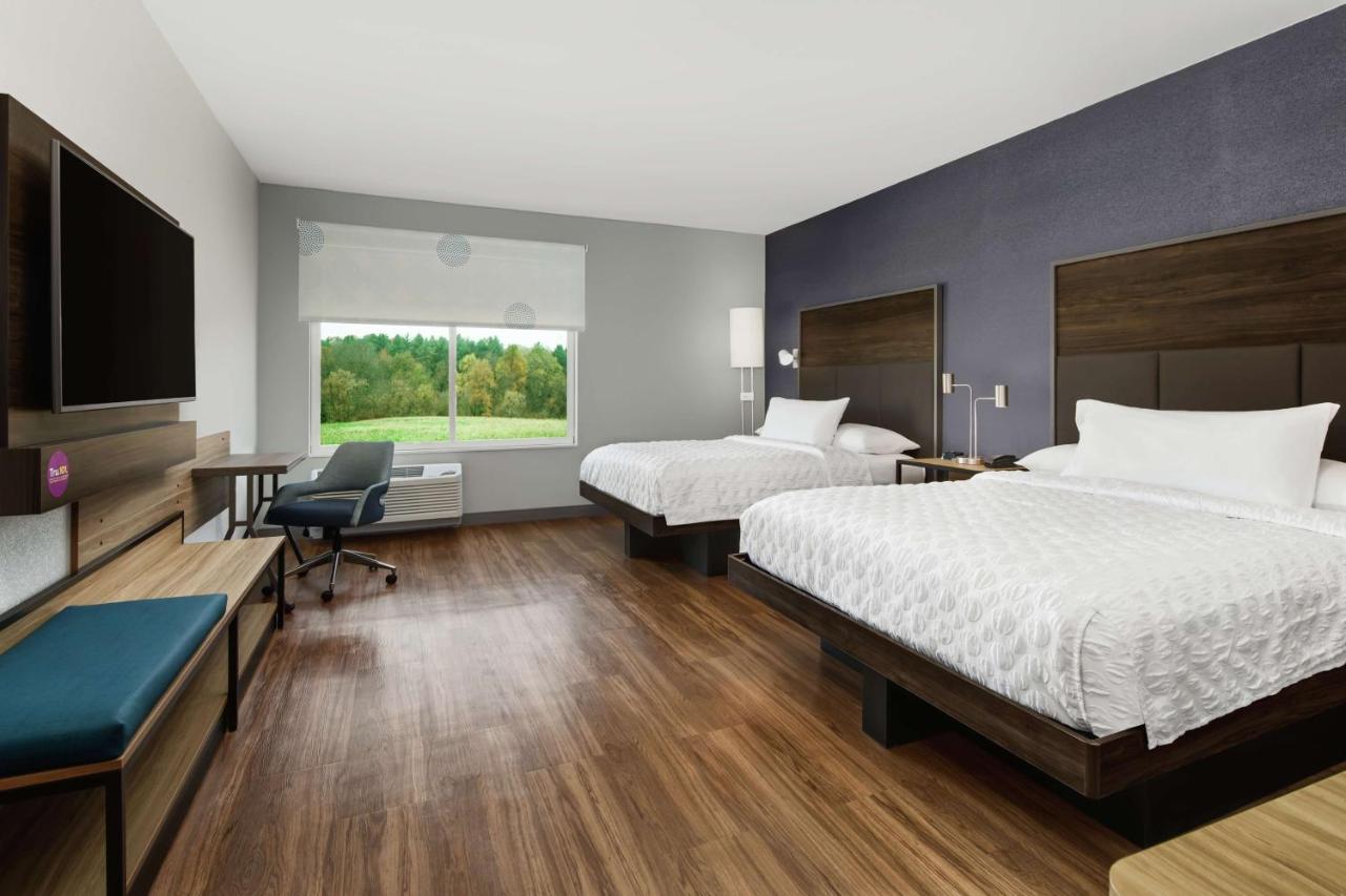 Queen Room with Two Queen Beds - Hearing Accessible with Tub at Tru By Hilton Savannah Midtown