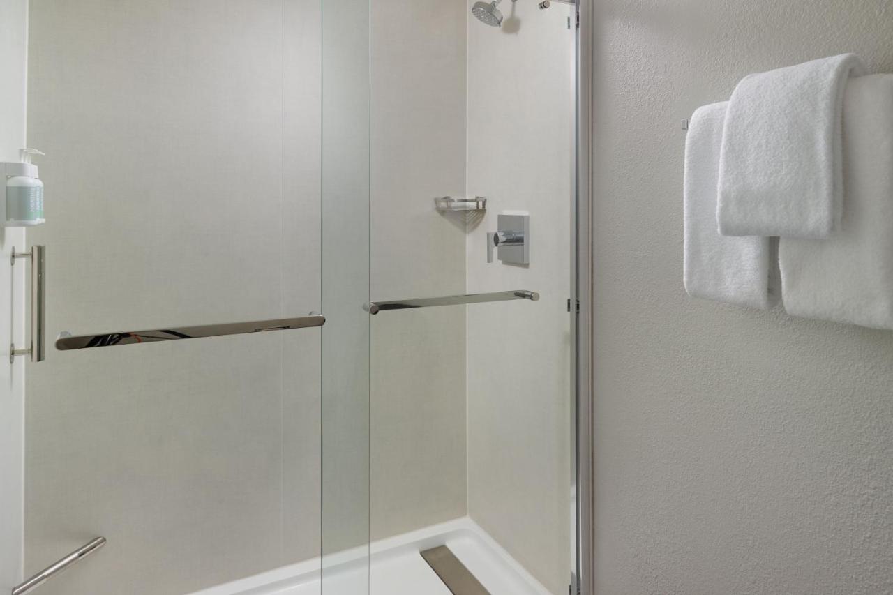 Guest room, 2 Double at Courtyard by Marriott Nashville Brentwood
