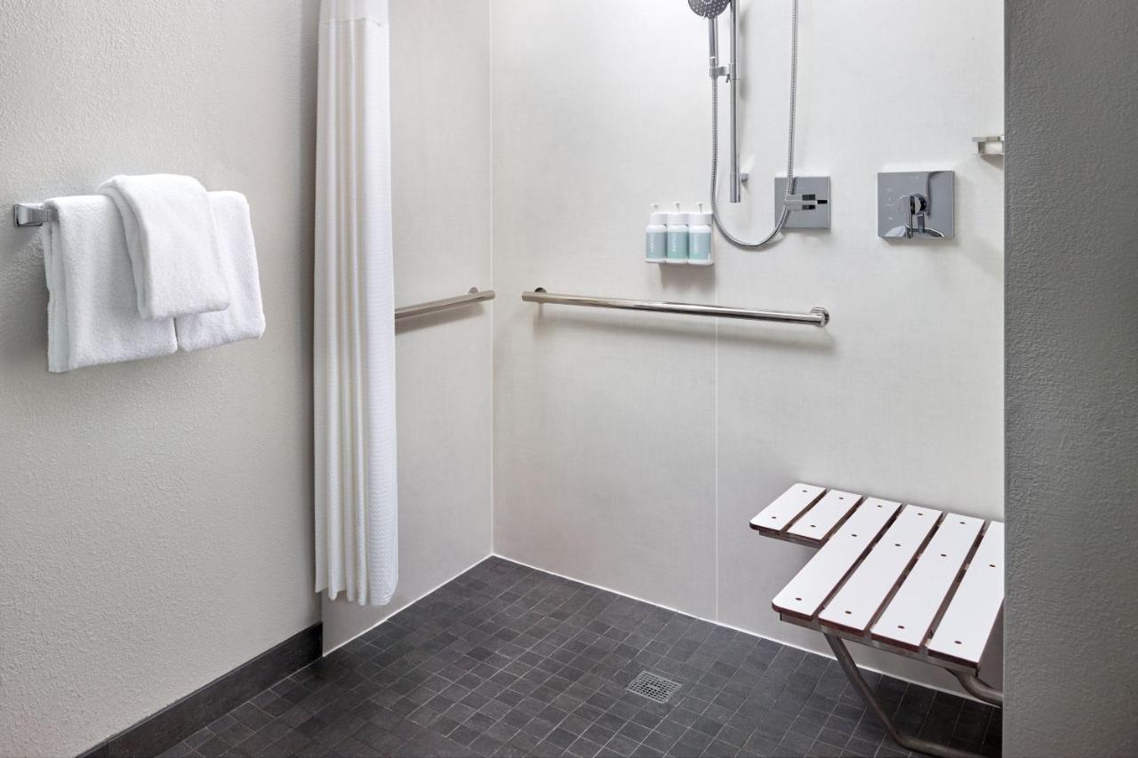 Guest room, 2 Double at Courtyard by Marriott Nashville Brentwood