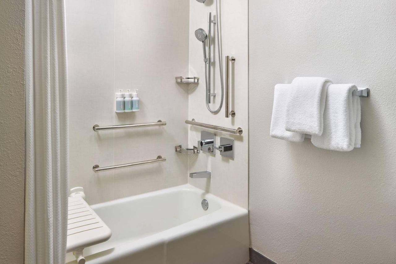 Guest room, 2 Double at Courtyard by Marriott Nashville Brentwood