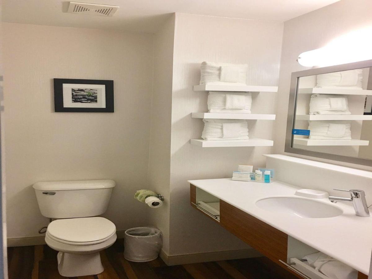 One King Hearing access Non-Smoking at Hampton Inn Sevierville