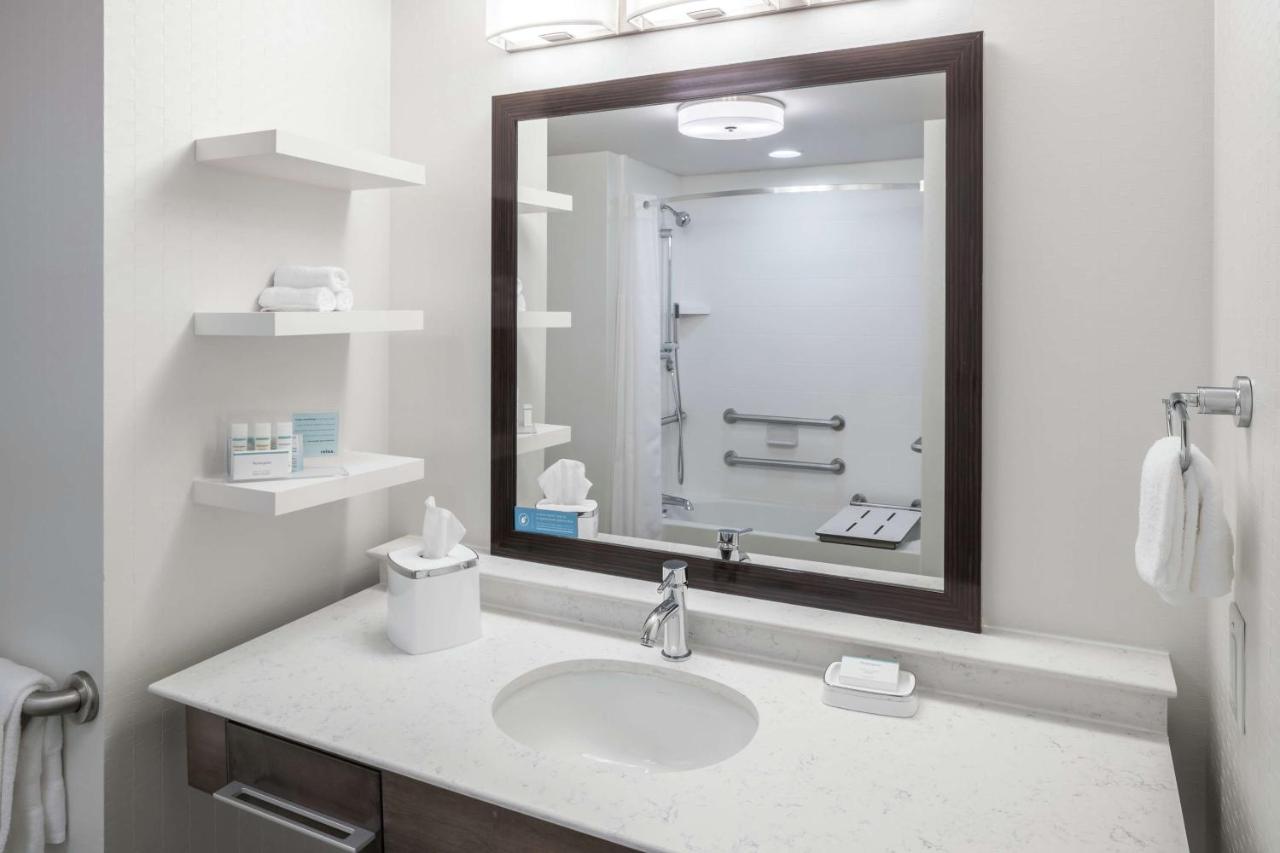 King Room - Mobility Accessible at Hampton Inn & Suites by Hilton Atlanta Perimeter Dunwoody