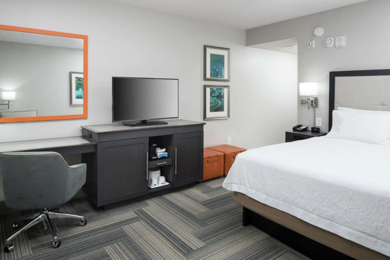 King Room - Hearing Accessible at Hampton Inn & Suites by Hilton Atlanta Perimeter Dunwoody