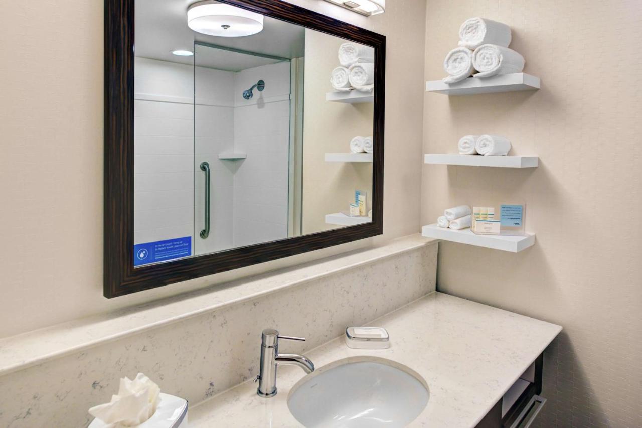 King Room at Hampton Inn & Suites by Hilton Atlanta Perimeter Dunwoody