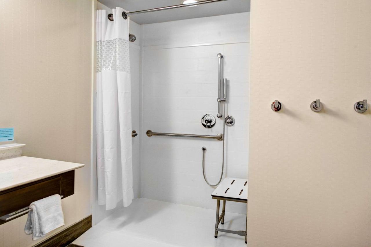King Room - Hearing Accessible at Hampton Inn & Suites by Hilton Atlanta Perimeter Dunwoody