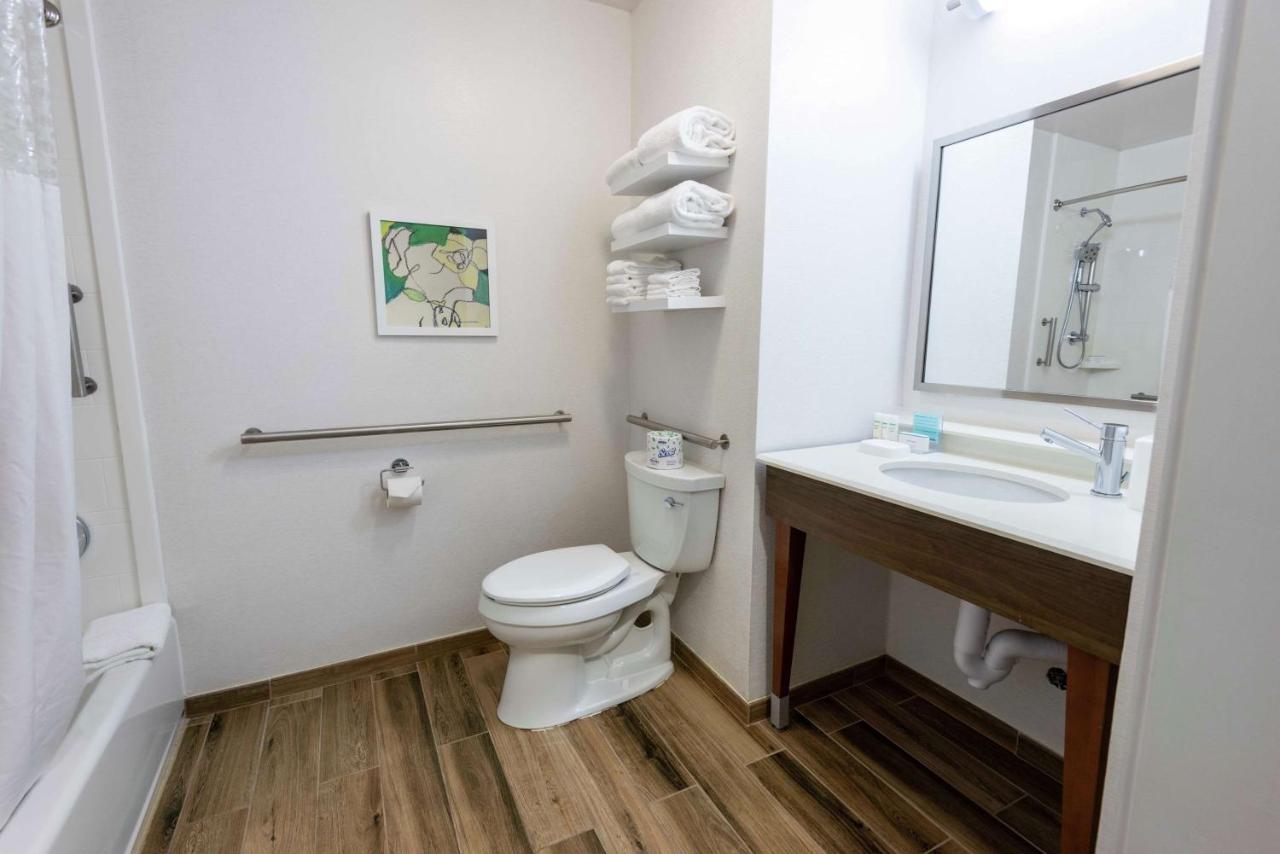 King Room with Bath Tub - Disability Access/Non-Smoking at Hampton Inn Boca Raton
