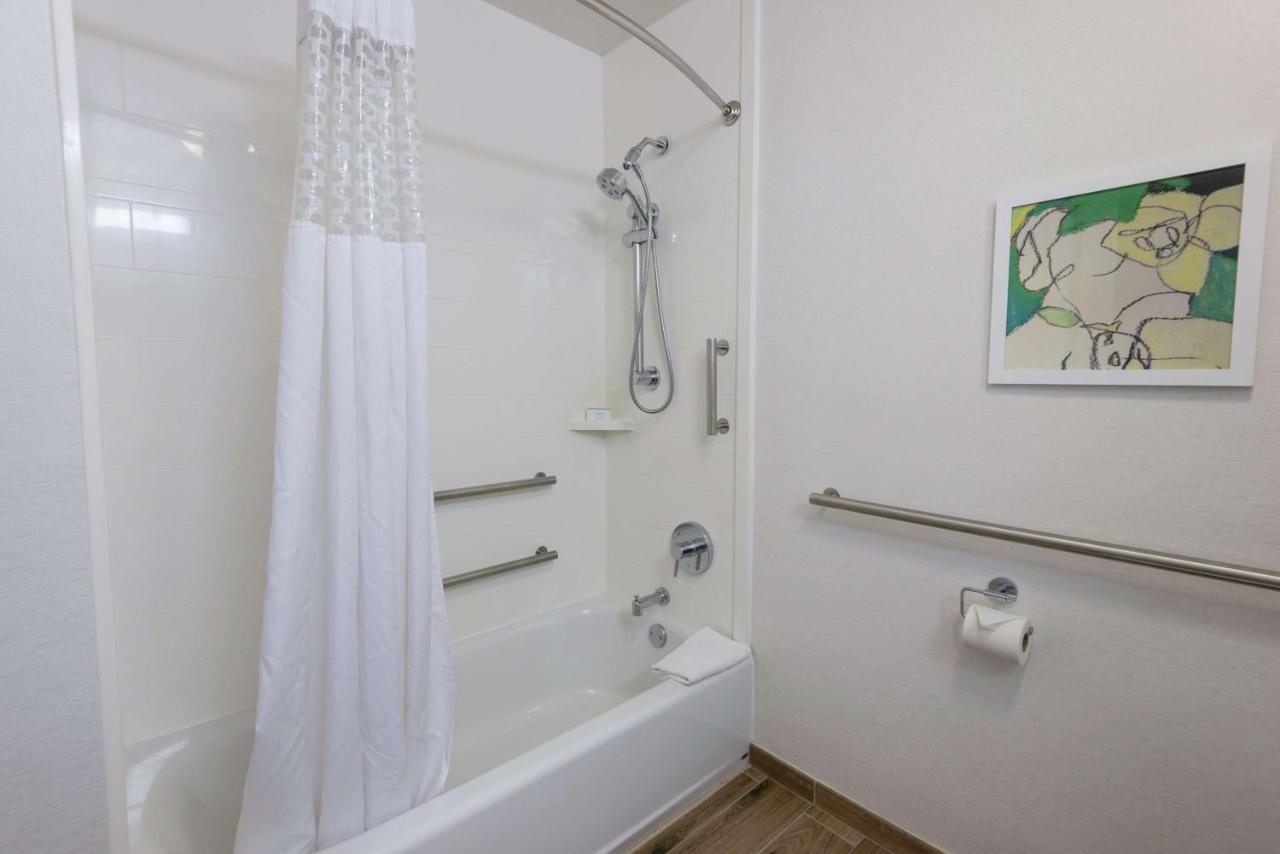 King Room with Bath Tub - Disability Access/Non-Smoking at Hampton Inn Boca Raton