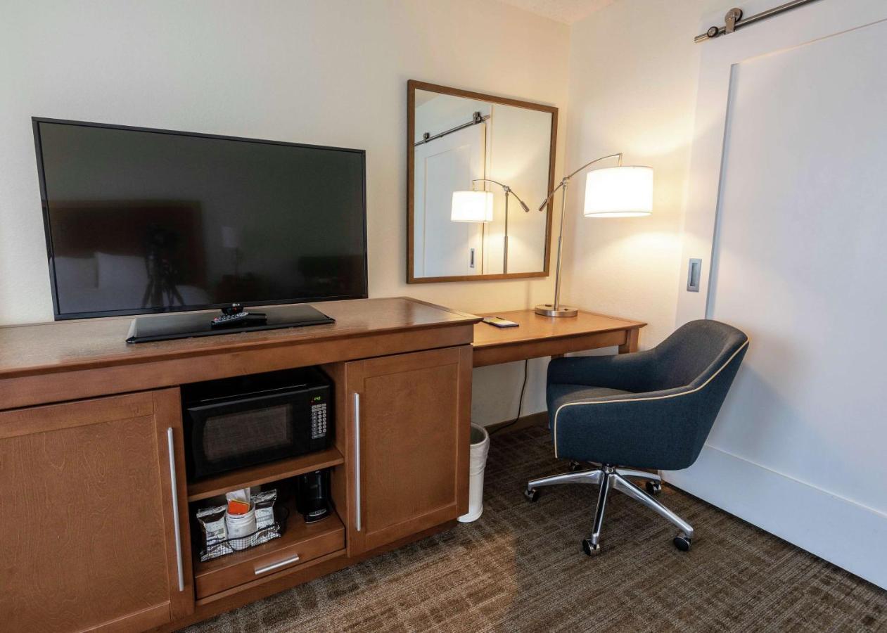 King Room with Pool View - Non-Smoking at Hampton Inn Boca Raton
