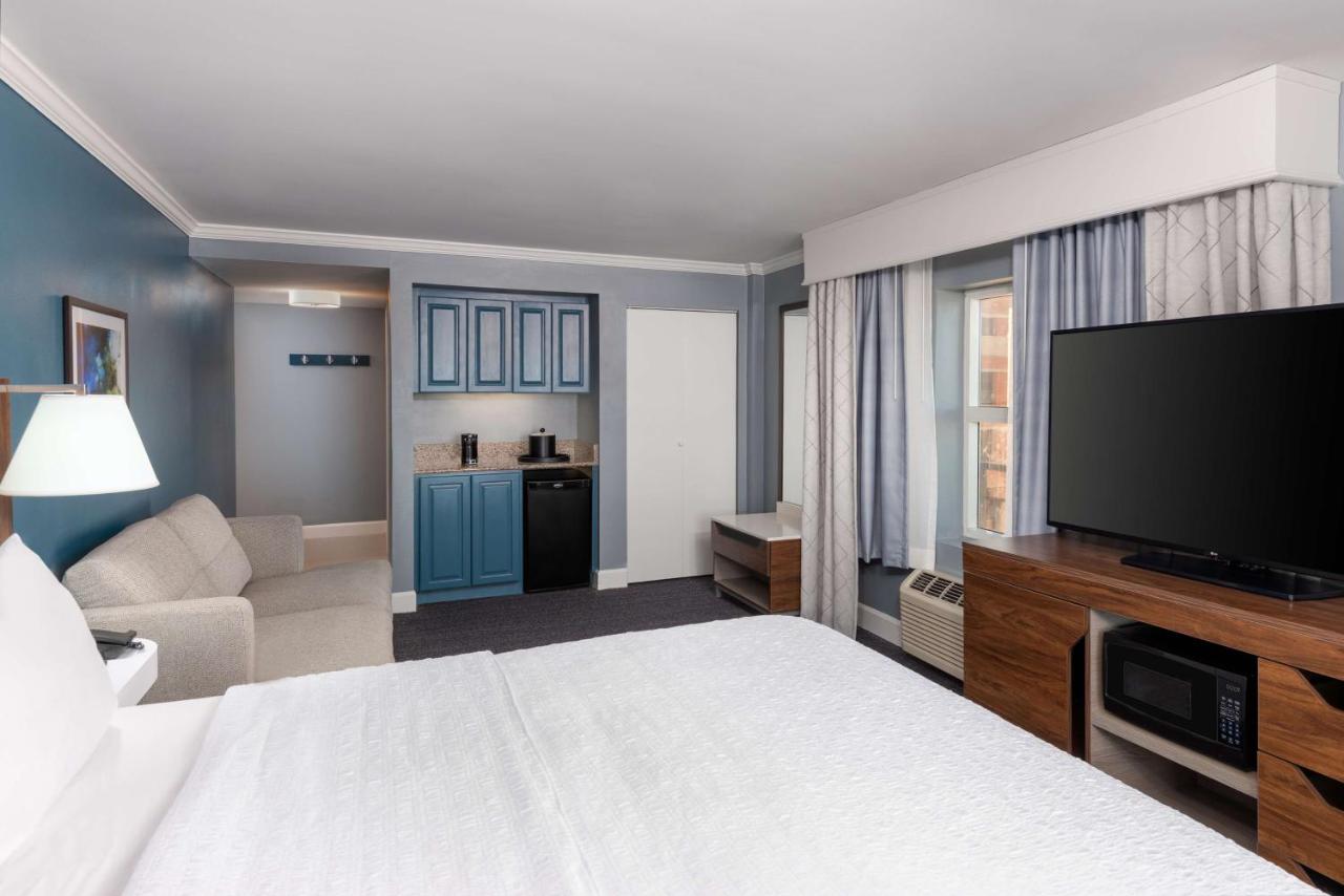 Deluxe King Room with Sofa Bed and View - Non-Smoking at Hampton Inn Savannah-Historic District