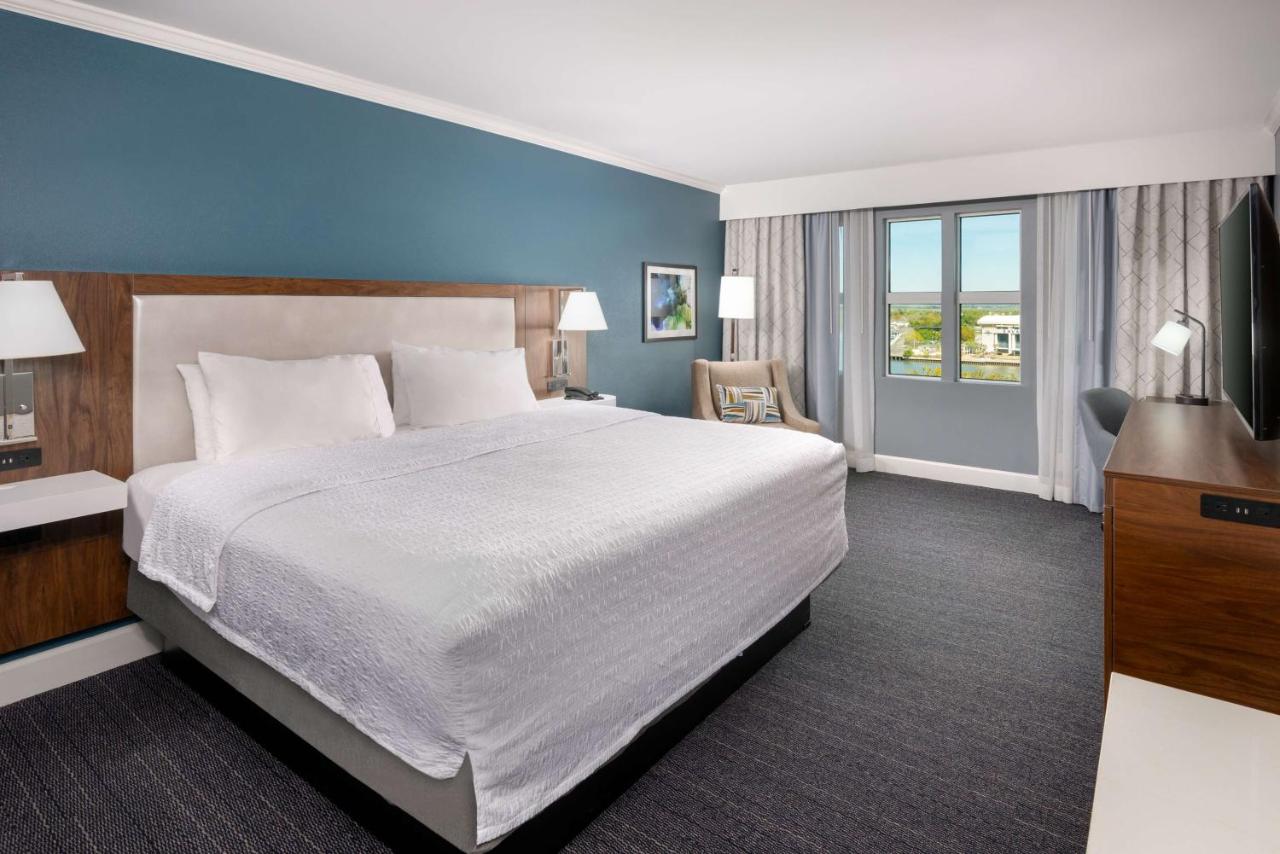 King Room with River View - Non-Smoking at Hampton Inn Savannah-Historic District
