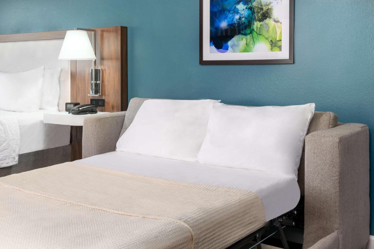 Deluxe King Room with Sofa Bed and View - Non-Smoking at Hampton Inn Savannah-Historic District