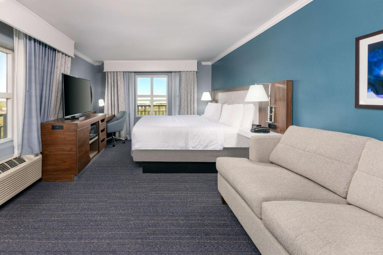Deluxe King Room with Sofa Bed and View - Non-Smoking at Hampton Inn Savannah-Historic District