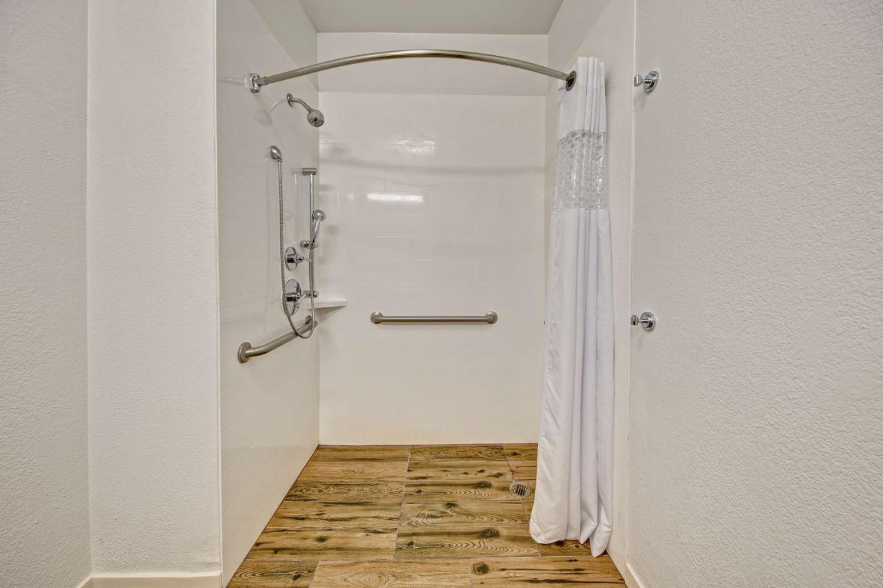 King Room with Roll-In Shower - Disability Access at Hampton Inn Savannah-I-95-North