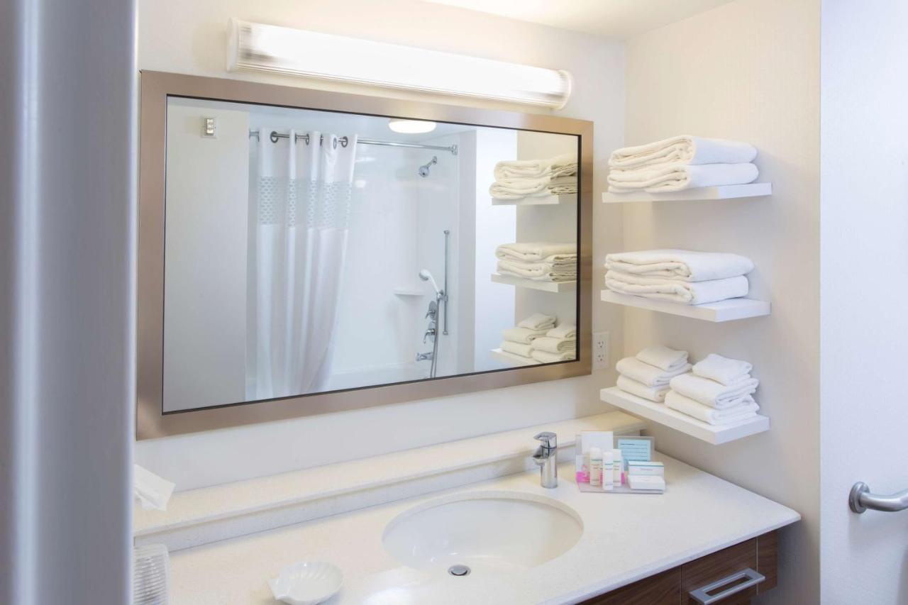 King Room with Bath Tub - Disability/Hearing Access at Hampton Inn by Hilton Troy