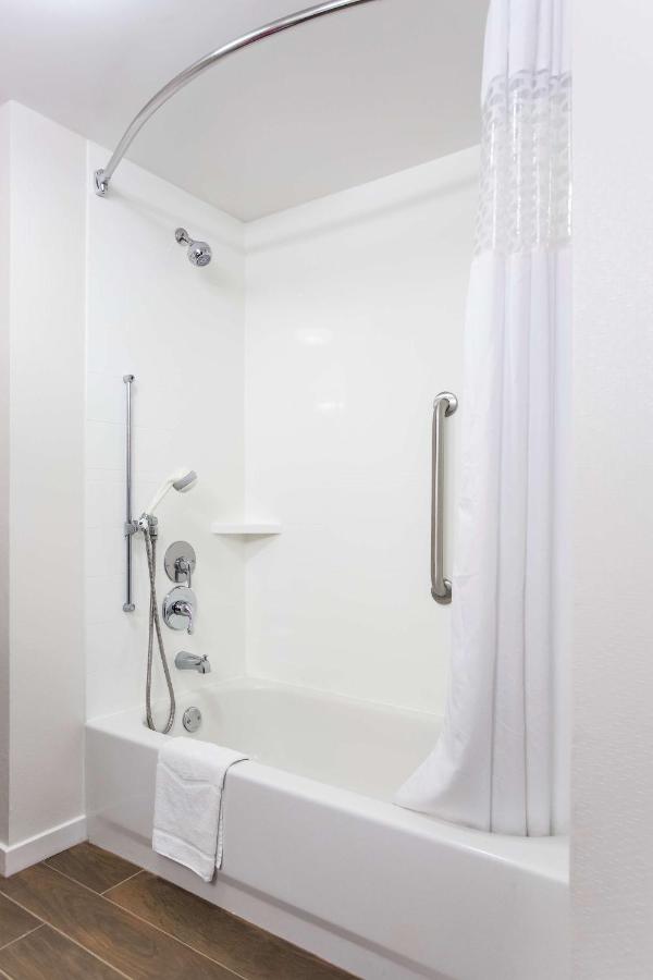 King Room with Bath Tub - Disability/Hearing Access at Hampton Inn by Hilton Troy