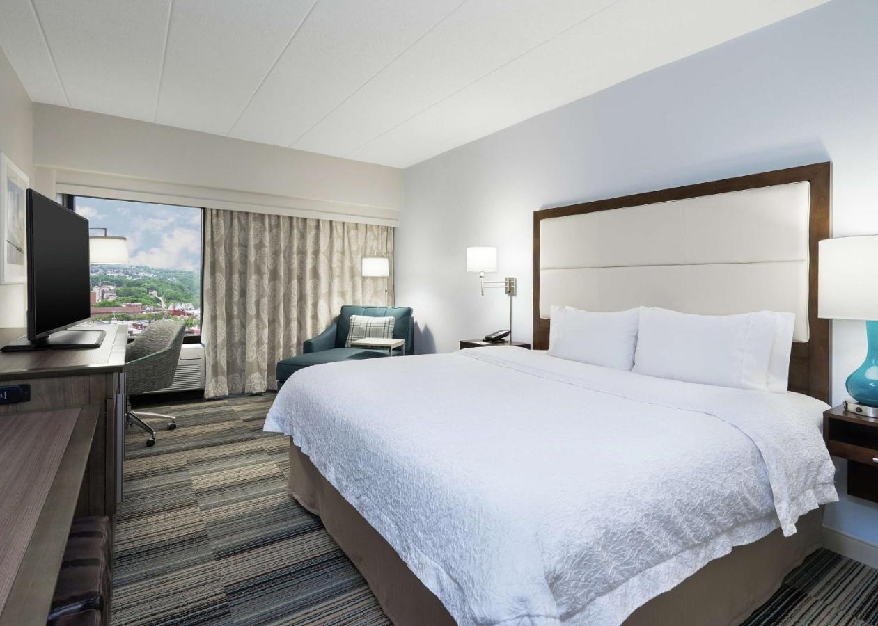 King Deluxe Room - Non-Smoking at Hampton Inn Pittsburgh University/Medical Center