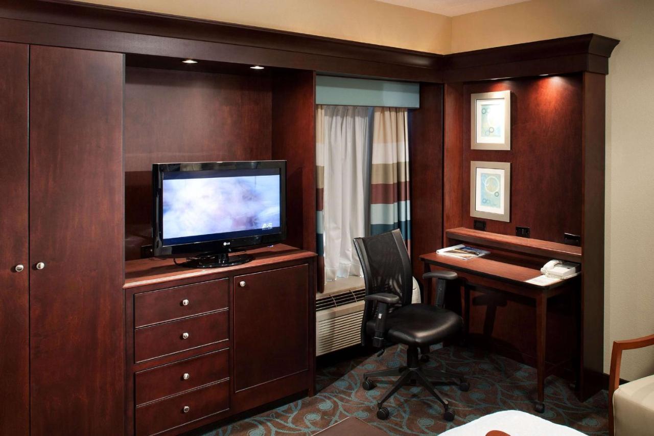 Queen Room - Non-Smoking at Hampton Inn Pittsburgh University/Medical Center