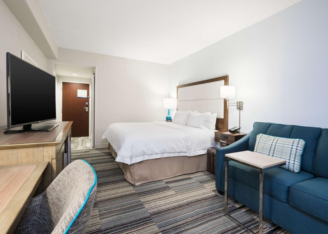 King Room at Hampton Inn Pittsburgh University/Medical Center