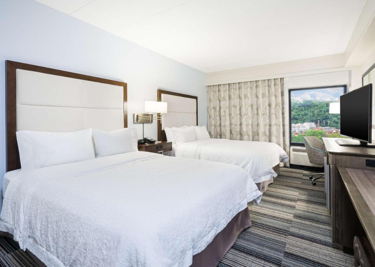 Queen Room with Two Queen Beds - Non-Smoking at Hampton Inn Pittsburgh University/Medical Center