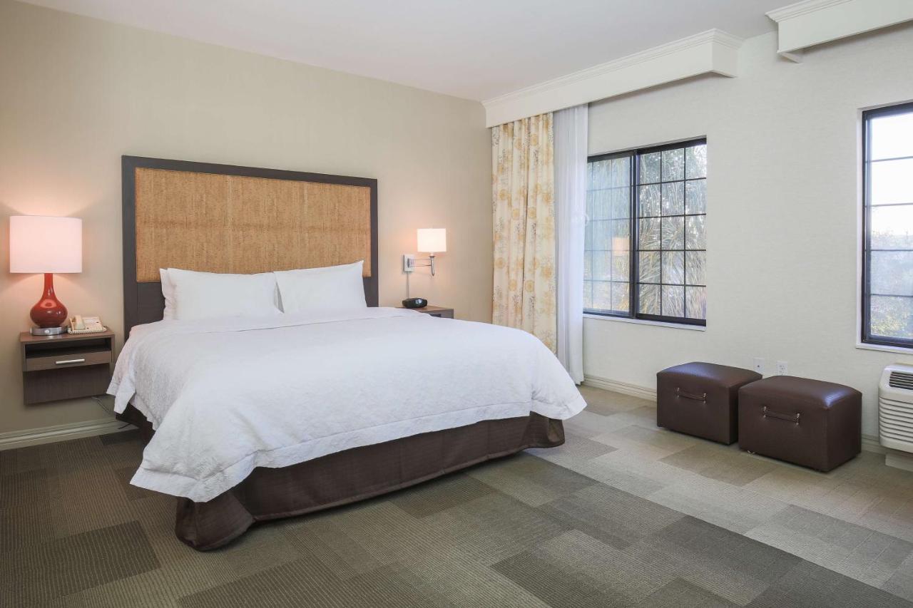 King Room with Bath Tub - Disability/Hearing Accessible at Hampton Inn And Suites Camarillo