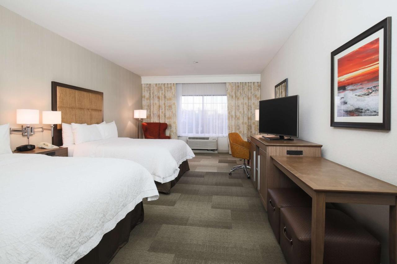 Queen Room with Two Queen Beds - Hearing Accessible at Hampton Inn And Suites Camarillo