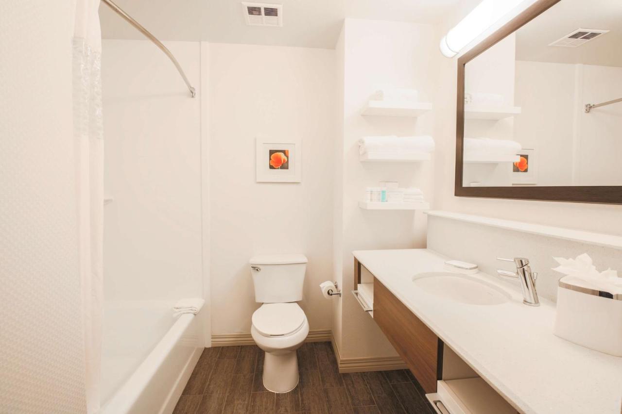 Queen Room with Two Queen Beds at Hampton Inn And Suites Camarillo