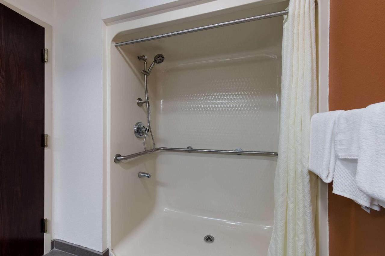 Queen Room - Disability Access/Non-Smoking at Sleep Inn Kernersville I-40