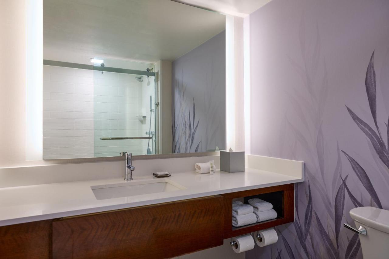 Deluxe Guest Room with King Bed and Lounge Access at Hanover Marriott