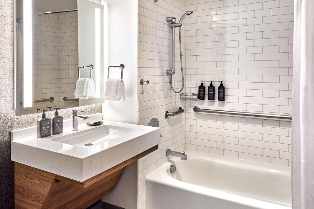 Deluxe Room, Guest room, 1 King, City or Mountain view at Sheraton Phoenix Downtown