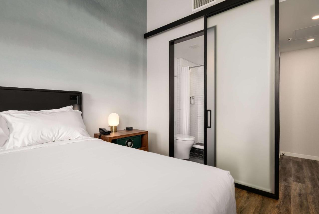 Deluxe Queen Room at Motto by Hilton Philadelphia Rittenhouse Square
