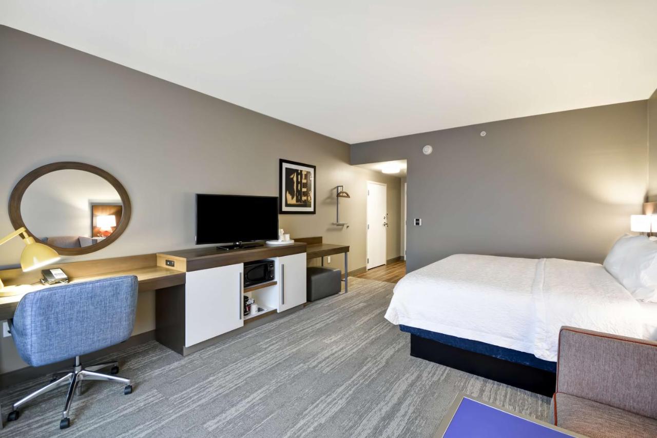 King Room - Hearing Accessible - Non-Smoking at Hampton Inn Livonia Detroit