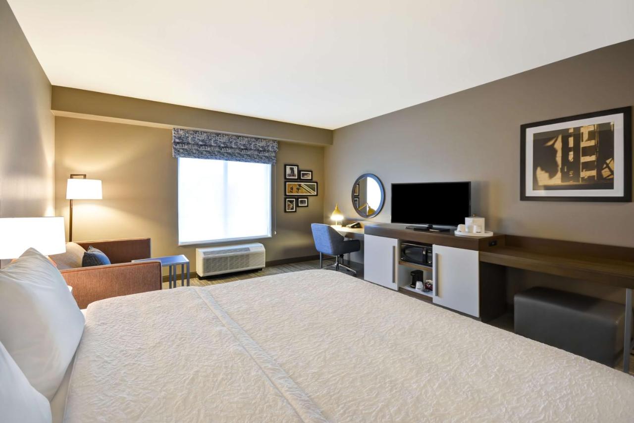 King Room - Hearing Accessible - Non-Smoking at Hampton Inn Livonia Detroit