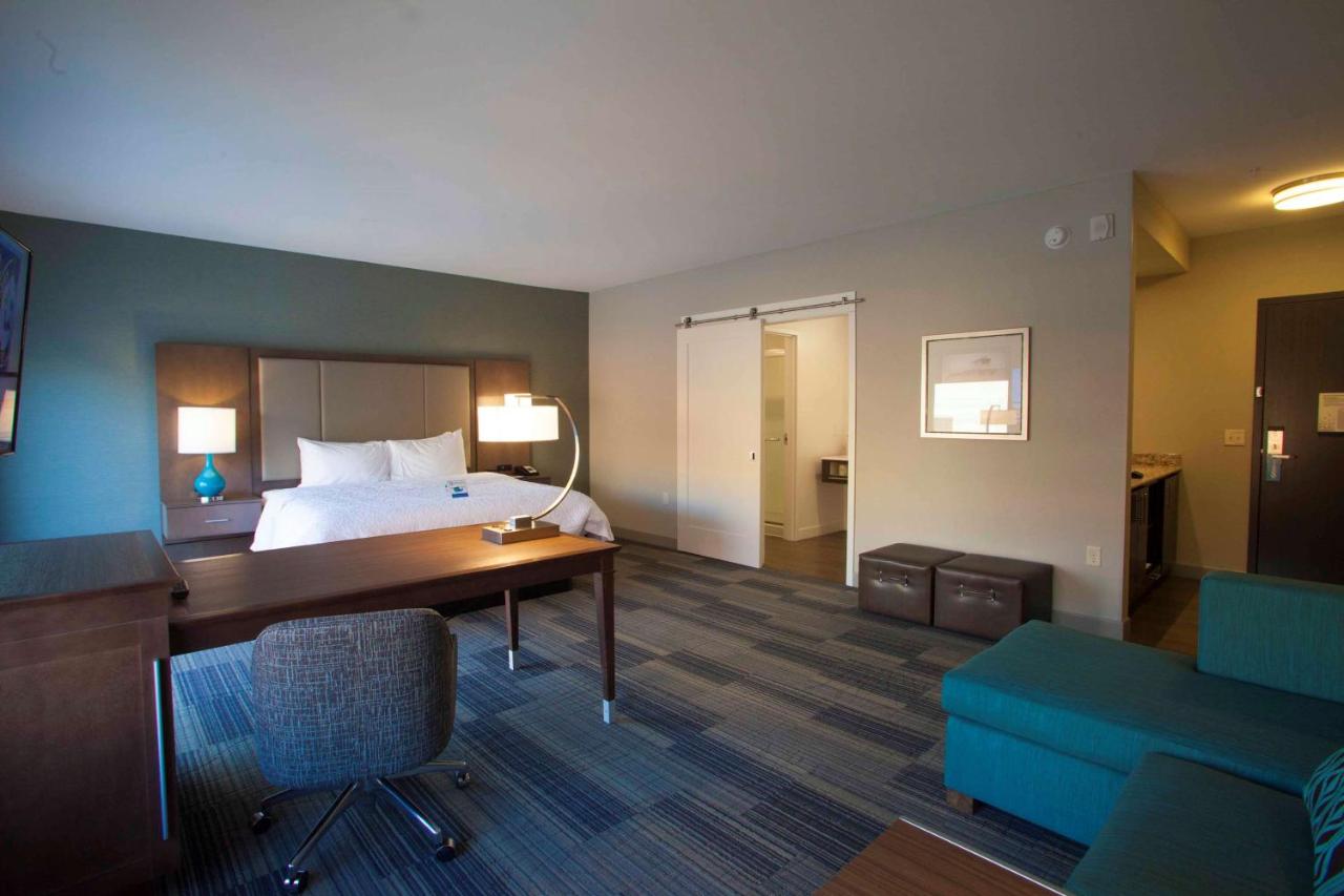 | Hampton Inn & Suites St. Paul Downtown