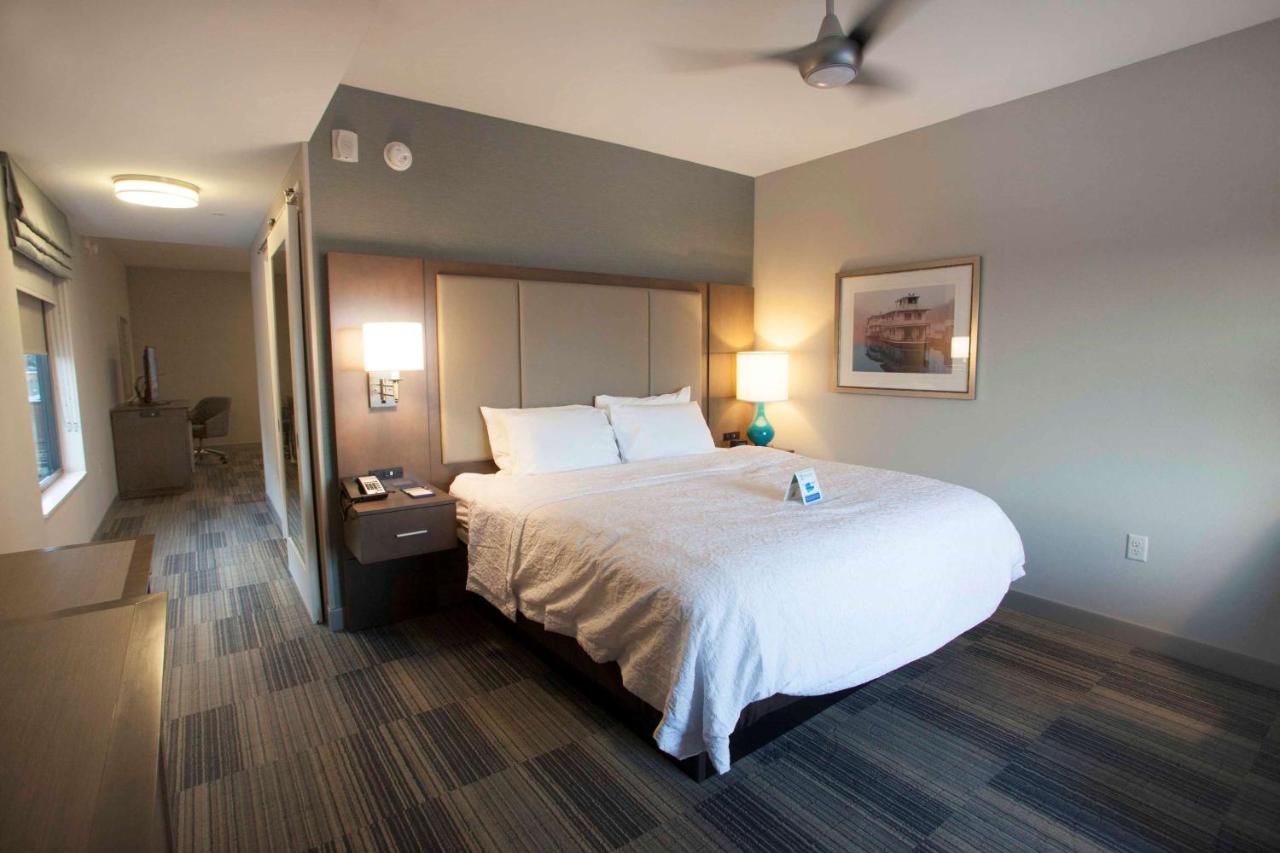 | Hampton Inn & Suites St. Paul Downtown