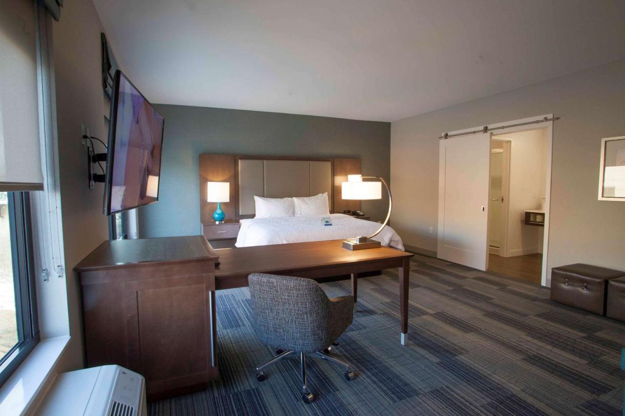 | Hampton Inn & Suites St. Paul Downtown