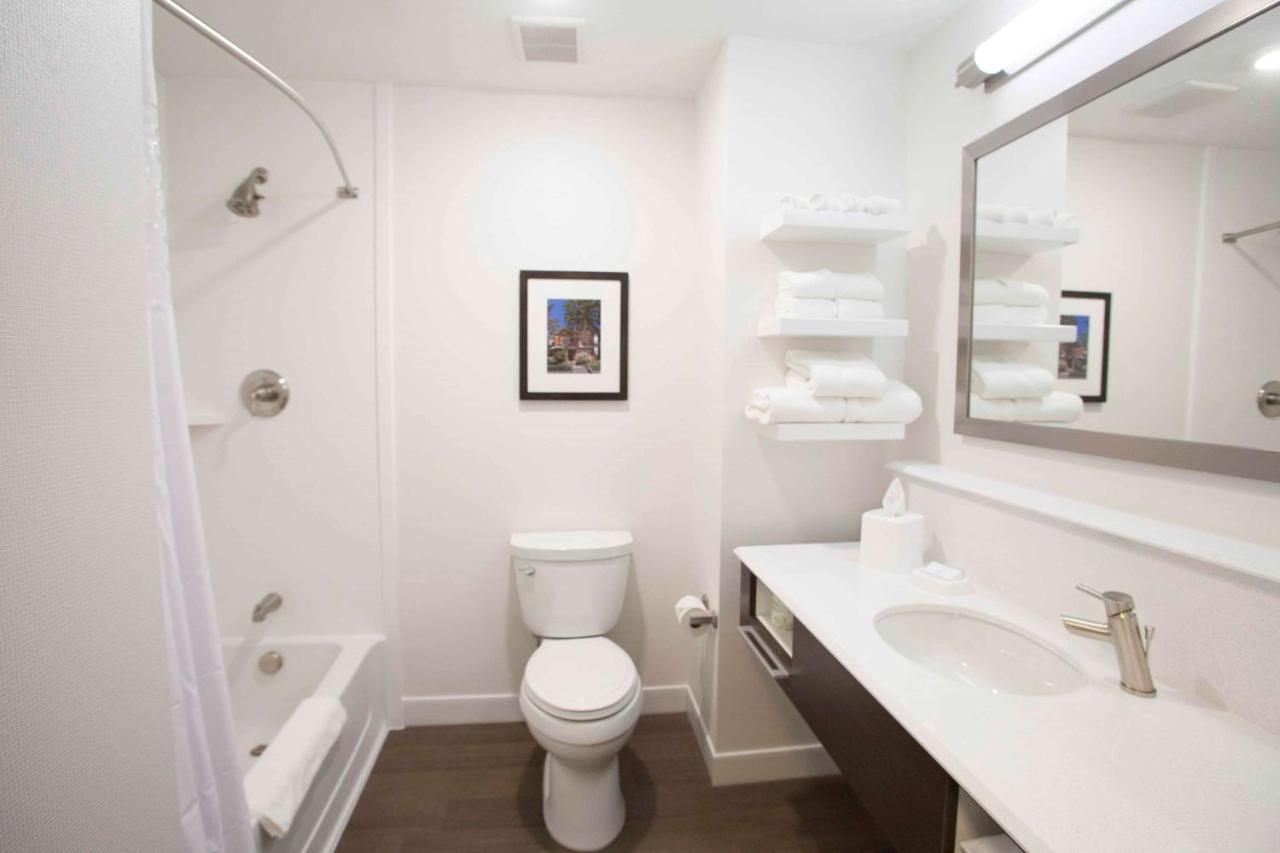 | Hampton Inn & Suites St. Paul Downtown