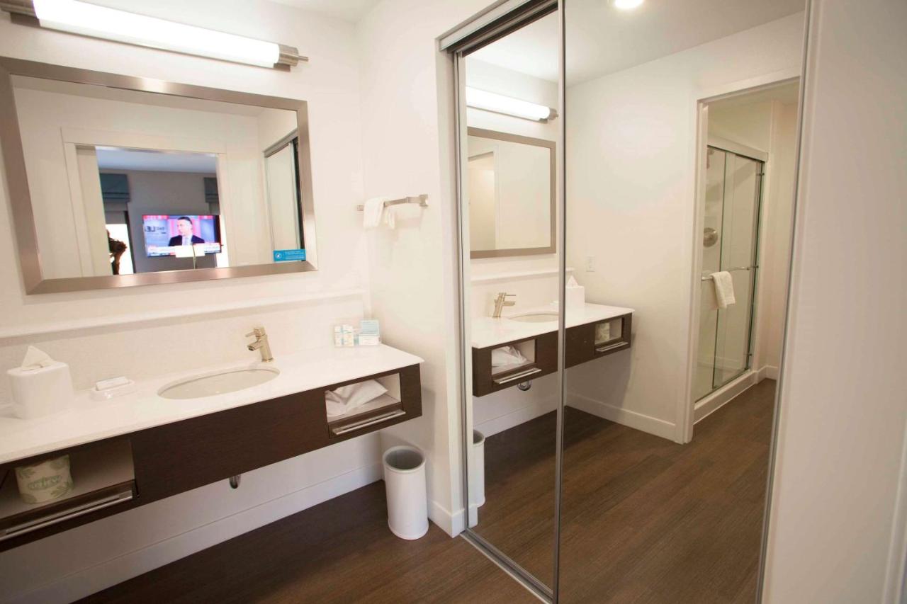 | Hampton Inn & Suites St. Paul Downtown