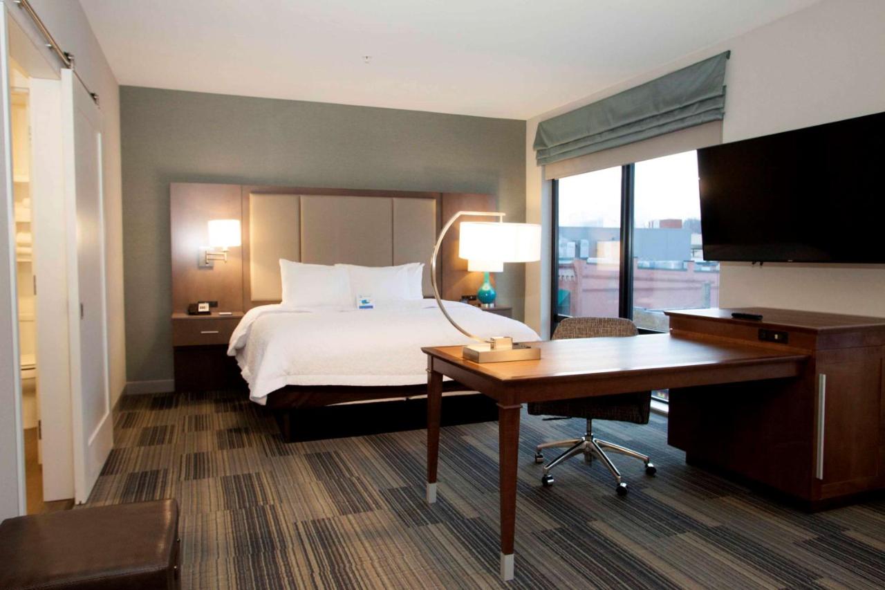 | Hampton Inn & Suites St. Paul Downtown