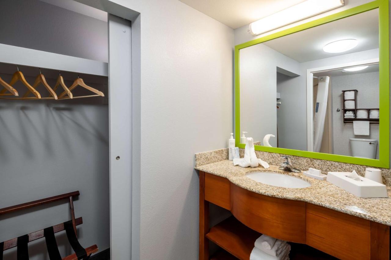  | Hampton Inn & Suites St. Louis at Forest Park